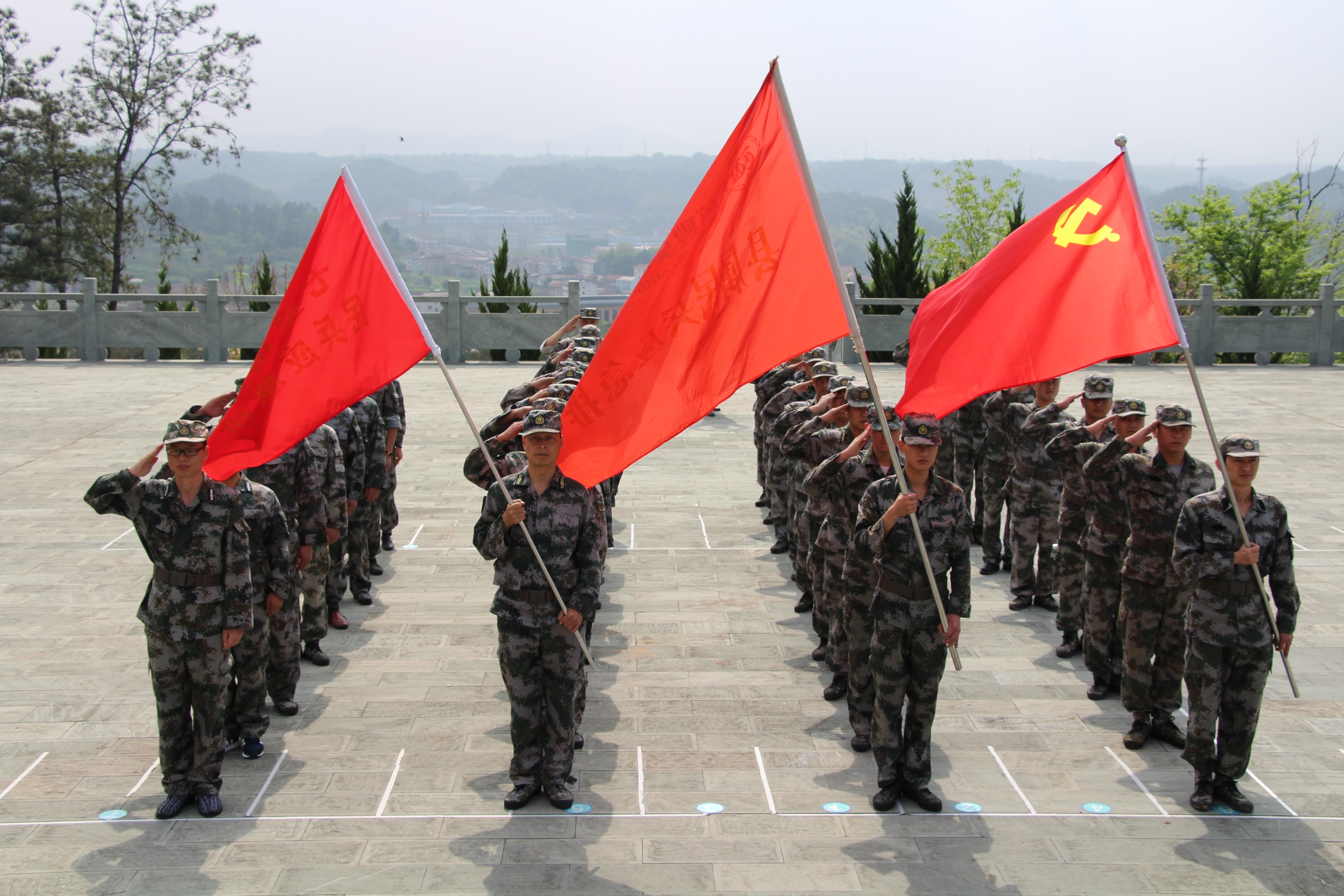 【尊龍凱時武裝】尊龍凱時民兵應急排開展清明烈士陵園祭掃活動